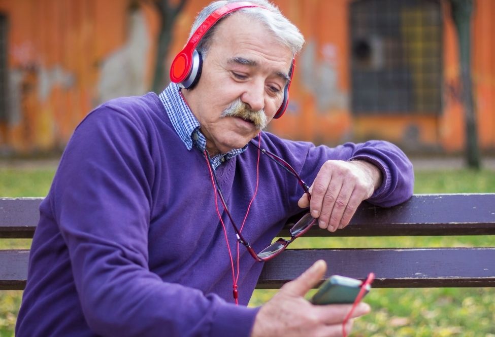 man listening to podcast trough headphones
